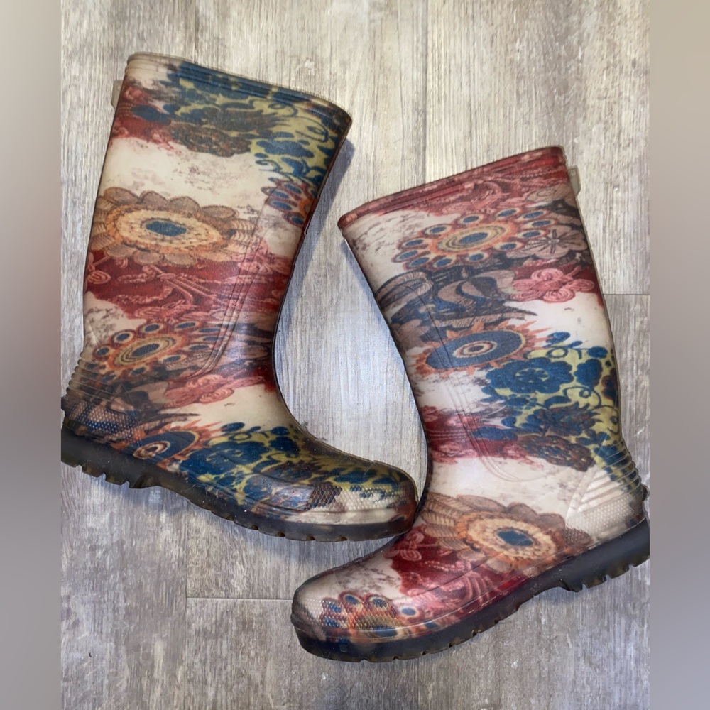 Pretty Floral Pattern Rain Boots